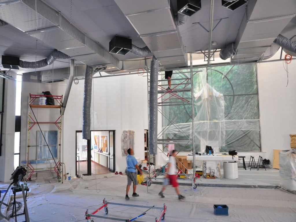 Cantiere all’interno della chiesa con canalizzazioni, raccordi flessibili e ponteggi prima della chiusura del controsoffitto