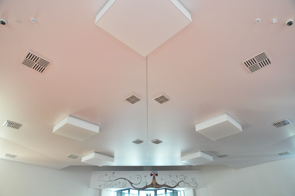 Vista del controsoffitto Barrisol con diffusori quadrati e corpi illuminanti