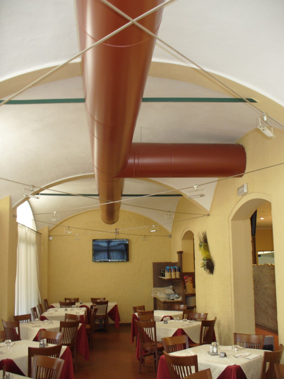 Sala del ristorante Desiderio con canale colorato centrale e raccordo laterale sopra i tavoli