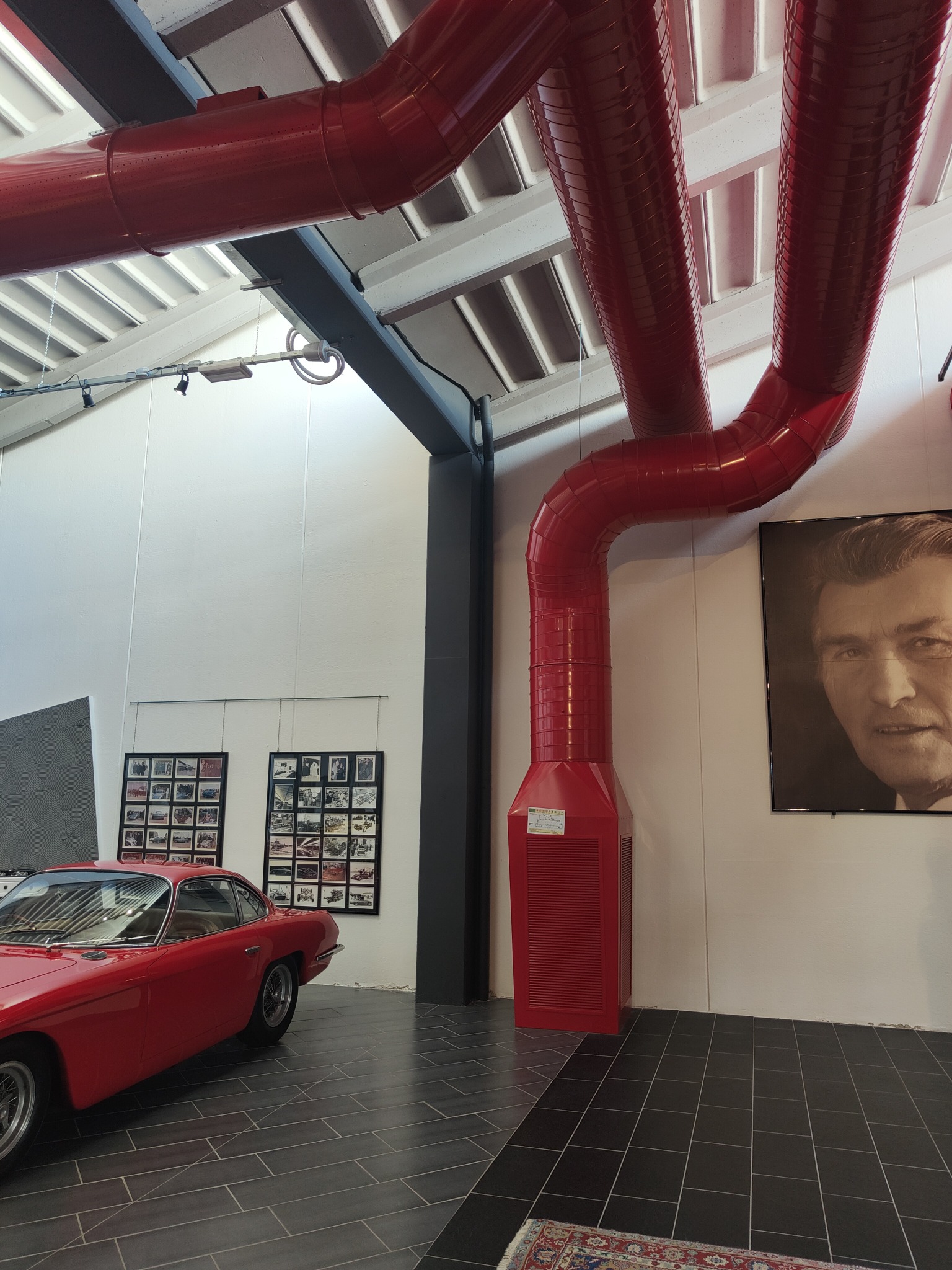 Tratto microforato di un canale in acciaio rosso e canalizzazione verticale nel museo