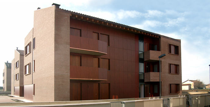 Edificio residenziale del comparto C4 con balconi e facciata in mattoni