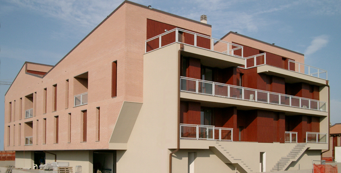 Edificio residenziale del comparto C4 con terrazze e scale esterne